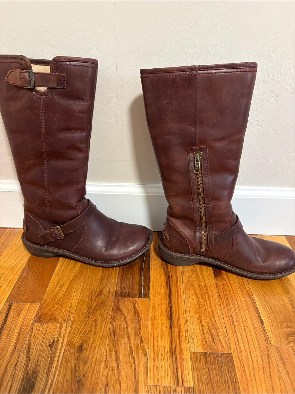 UGG Brown leather boots with sheepskin lining
